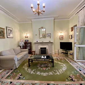 - Large Entire Staines-upon-Thames